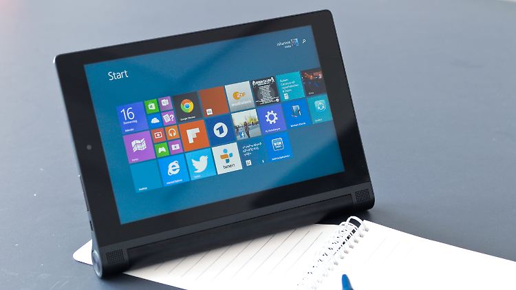 Das Yoga Tablet 2 hat einen praktischen Ständer. 