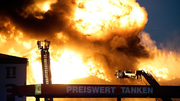 Wer mit dem Handy an der Tankstelle telefoniert, sorgt für eine Explosion?