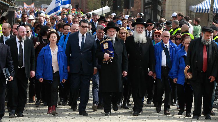 Ehemalige Auschwitz-Häftlinge führen den "Marsch der Lebenden" an.