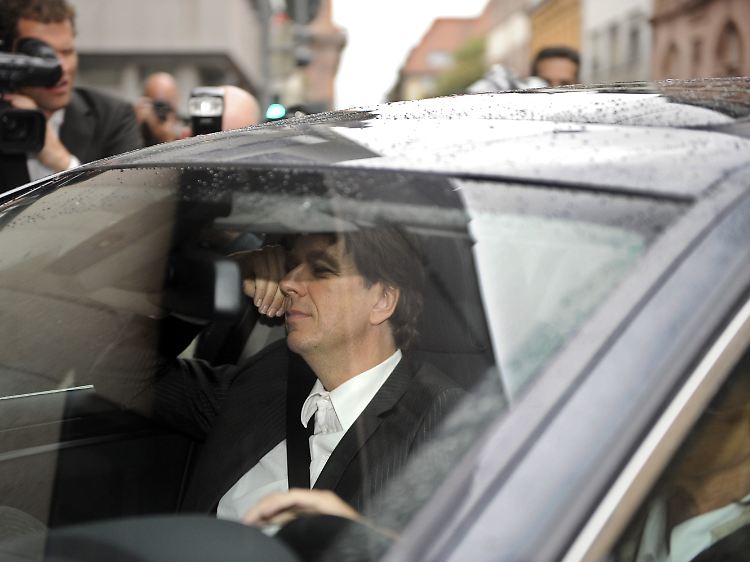 Kachelmann wird in einer Limousine von seiner Anwältin Andrea Combe in die Tiefgarage des Landgerichts Mannheim gefahren.