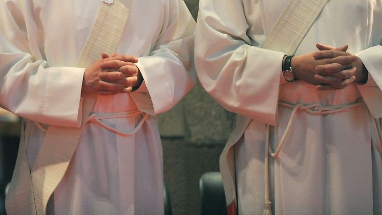 Die Hälfte aller Priester würde sich nicht wieder für ein Leben ohne Partner entscheiden.