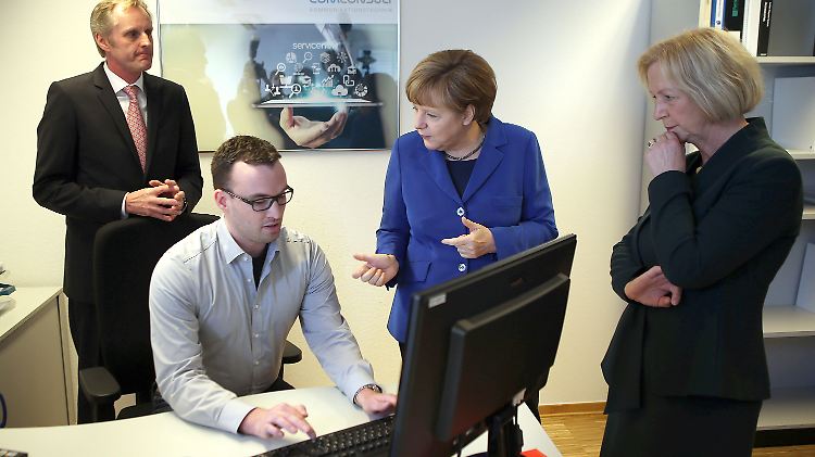 Merkel besuchte das Projekt Switch für Studienabbrecher, die sich dort über alternative Ausbildungswege informieren können.