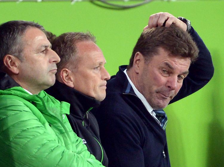 Vielsagendes Mienenspiel: Der Wolfsburger Trainer Dieter Hecking (r.) sitzt neben Assistenztrainer Dirk Bremser (M.) und VfL-Geschäftsführer Klaus Allofs (l.) auf der Bank.