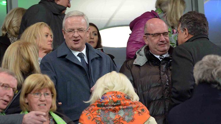 Nach der Aussprache in Salzburg schon wieder in Wolfsburg auf der Tribüne: Volkswagen-Chef Martin Winterkorn (l.) verfolgt neben VW-Betriebsratschef Bernd Osterloh (r.) das 1:4-Debakel gegen Neapel.