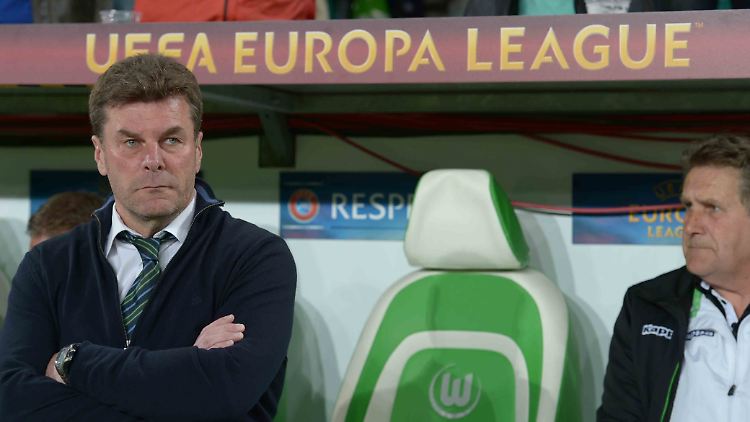 "Das war ein Spiel, das durchaus in die Geschichte des SSC Neapel eingehen könnte": Wolfsburgs Trainer Dieter Hecking (r.) in der Volkswagen-Arena in Wolfsburg.