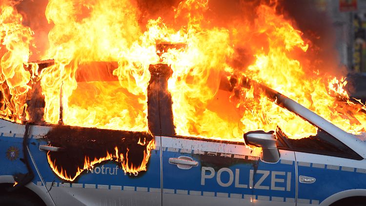 Etwa bei den Protesten gegen die Eröffnung der neuen EZB-Zentrale in Frankfurt kam es zu Übergriffen auf Polizisten - und deren Fahrzeuge.