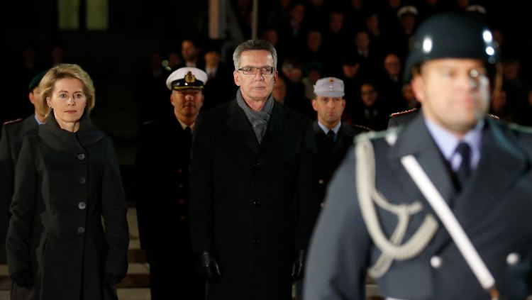 Bundesverteidigungsministerin Ursula von der Leyen und ihr Amtsvorgänger und jetzige Innenminister Thomas de Maiziere.