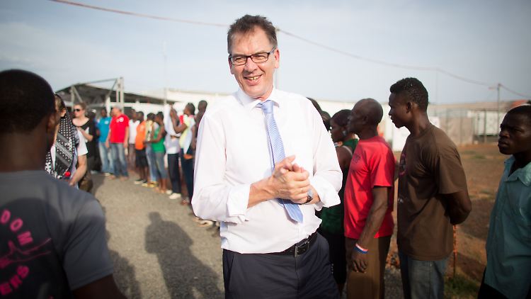 Entwicklungsminister Müller besuchte Anfang des Monats Liberia, um dort den Wiederaufbau nach der Ebola-Epidemie zu erörtern. Rund 85 Prozent der Bevölkerung Liberias sind Christen.