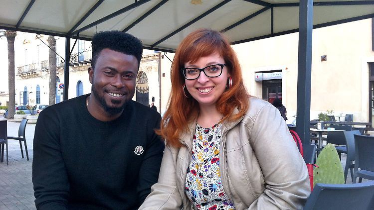 Elias Orjini hat mit Leandra Maltese (r.) sein Glück in Pozzallo gefunden.