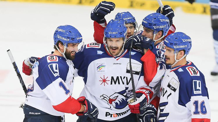 Mannheims Kurtis Foster freut sich über seinen Treffer zum 2:1 gegen Ingolstadt.