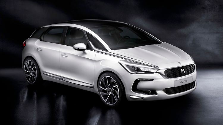 Der DS 5 verfügt über die neue Lichtsignatur "DS LED Vision“ mit mitlenkenden Xenon-Scheinwerfern.