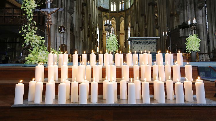 Kerzen für die Opfer brennen im Kölner Dom.