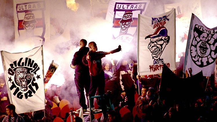 Fußball und Gewalt -das ist für Italien ein Dauerthema. Auf dem Foto sind die Ultras zu sehen - gefürchtete und brüchtigte Fans von Milan.