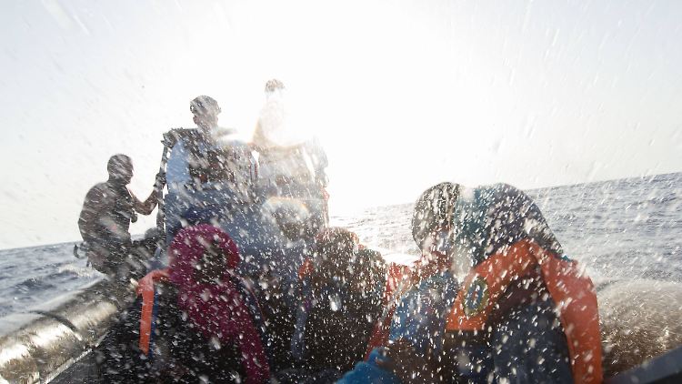 Tausende Menschen setzen Monat für Monat ihr Leben aufs Spiel und wagen die gefährliche Überfahrt über das Mittelmeer. Italien und Malta schickten Einsatzkräfte zum neuen Unglücksort.