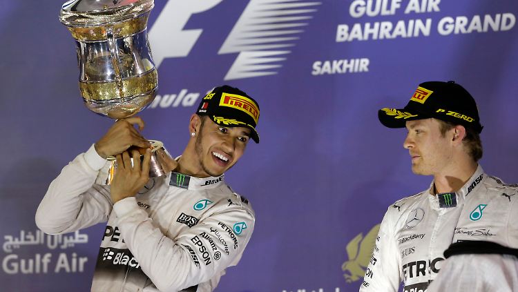 Na, da guckste: Lewis Hamilton hat seinen Teamkollegen Nico Rosberg schon wieder hinter sich gelassen.