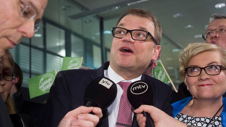 Sipilä feiert seinen Sieg.