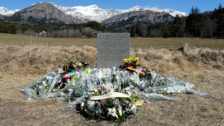 Nahe der Absturzstelle im französischen Le Vernet steht ein Gedenkstein für die Opfer.
