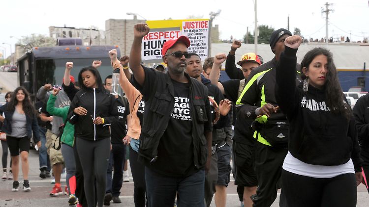 Demonstranten protestieren in Baltimore gegen Polizeigewalt.