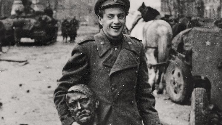 Berlin im Mai 1945, der Krieg ist vorbei: Der russische Dichter Jewgeni Dolmatowski trägt eine Hitler-Büste unter dem Arm.