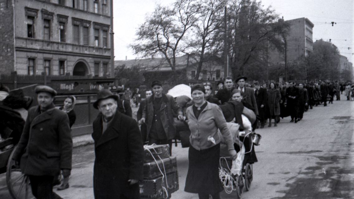 Auf dem Weg in die Heimat zogen die Displaced Persons quer durch Europa. Viele von ihnen sollten ihre Familien nie wieder sehen: 20 Millionen Menschen hatte der Krieg zu Halb- oder Vollwaisen gemacht. (Displaced Persons nach der Befreiung, Berlin, Mai 1945)