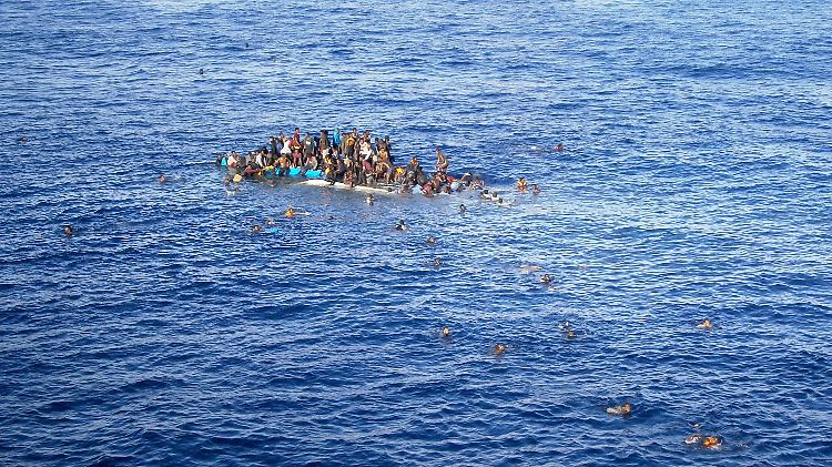 Gekenterte Flüchtlinge im Mittelmeer - Aufnahme vom 12. April. Das Foto wurde von einem Frachtschiff aus. Zahlreiche Flüchtlinge werden von solchen Frachtschiffen gerettet.