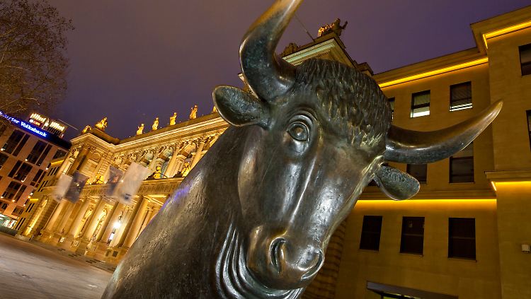 Das Symbol für steigende Kurse: Der Bulle vor der Börse in Frankfurt.