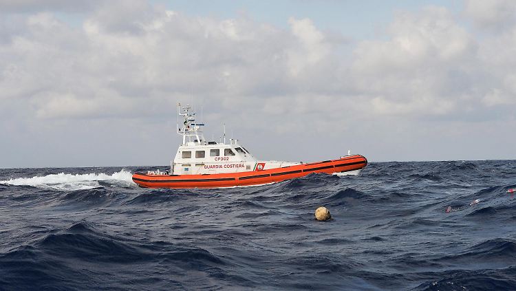 Ein Schiff der italienischen Küstewache im Mittelmeer.