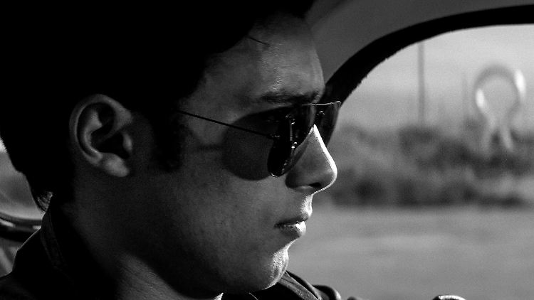 Sonnenbrille lässig im Gesicht und mit seinem Thunderbird durch die trostlose Gegen cruisen - das ist Arashs Lebenselixier.
