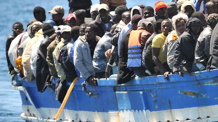 Afrikanische Flüchtlinge auf einem Schlepperboot vor der italienischen Insel Lampedusa