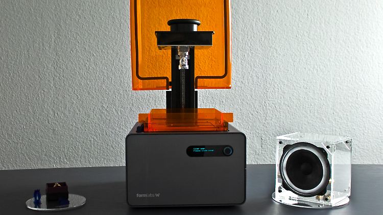 Der Drucker kann kleine Schmuckmodelle oder größere Flächen für Lautsprecherboxen ausdrucken.