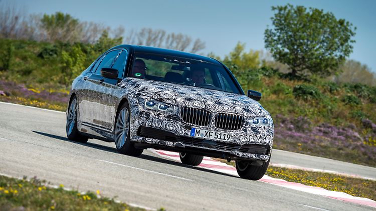 Im September auf der IAA wird der 7er BMW sich ohne Tarnanzug und in ganzer Schönheit präsentieren.