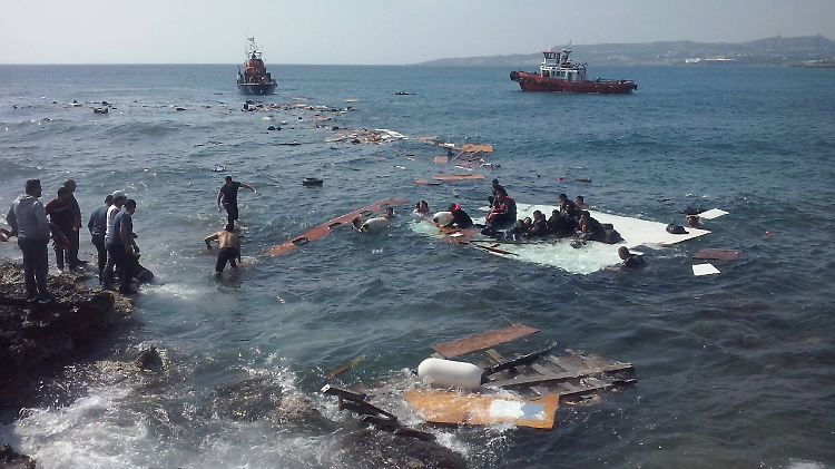 Viele der Flüchtlinge könne nicht schwimmen. Da sind selbst 100 m vom Strand eine unüberwindbare Strecke.