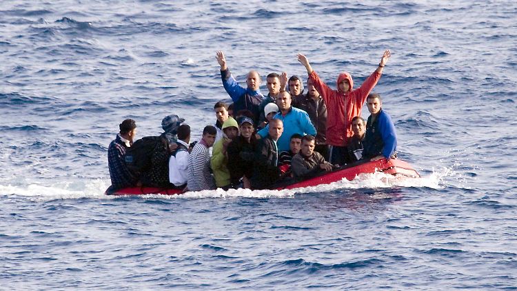 Lebensgefährlich: die Überfahrt mit den völlig überfüllten Schlepperbooten.
