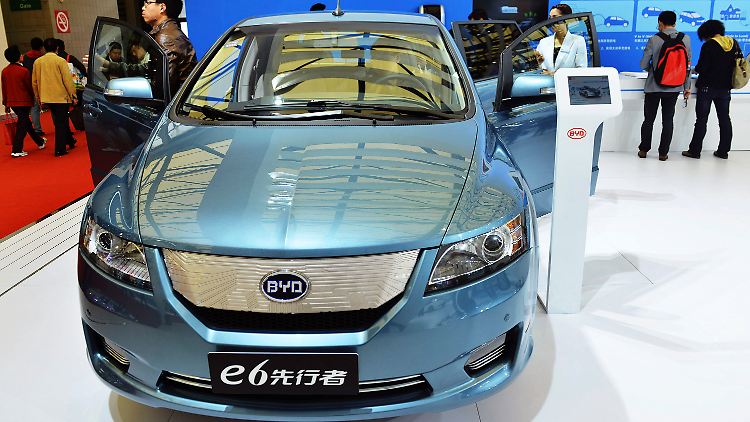 Das BYD-Elektroauto e6 bei einem Händler im chinesischen Hangzhou.
