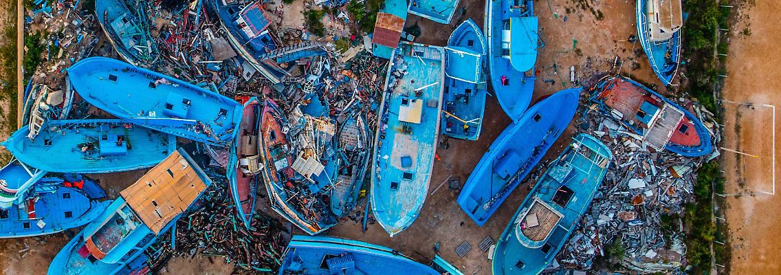Das Bild zeigt ehemalige Flüchtlingsboote auf der italienischen Insel Lampedusa.