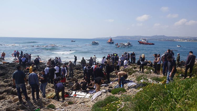 Die meisten Passagiere können nach dem Untergang ihres Schiffes am Montag vor Rhodos gerettet werden.
