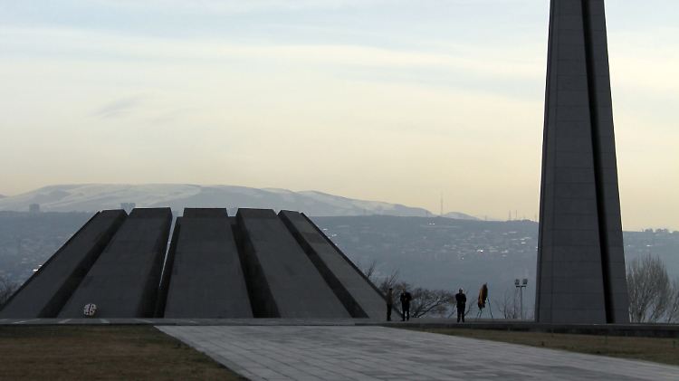 Blick auf die Genozid-Gedenkstätte in Eriwan (Armenien)