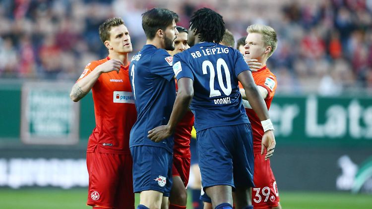 Emotionen bestimmten das Spiel zwischen dem 1.FC Kaiserslautern und RB Leipzig. Hier geraten Zoller (FCK) und Rodnei (RB Leipzig) aneinander.