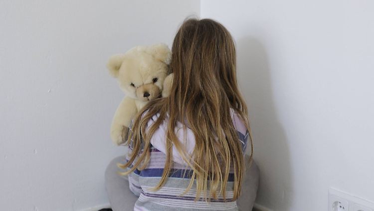 Die Männer missbrauchten die minderjährigen Mädchen und machten auch Videoaufnahmen von ihren Handlungen. (Symbolbild)