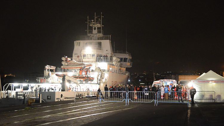 Gespenstische Szenen im Hafen von Catania: Das Küstenwachschiff "Bruno Gregoretti" liegt festgemacht an der Pier, die Überlebenden der Katastrophe erreichen Europa.