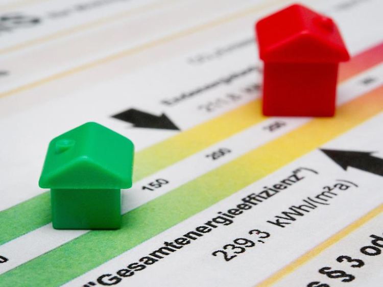Wer über eine Anzeige eine Immobilie anbietet, muss die vollständigen Daten zum Energieverbrauch nennen. Andernfalls drohen ab Mai 2015 bis zu 15.000 Euro Strafe.