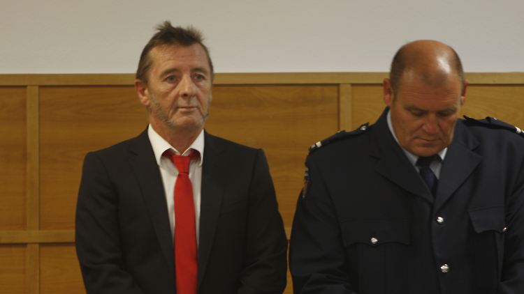 Fürs Geständnis zog er sich Anzug und Krawatte an: Phil Rudd (l.). 