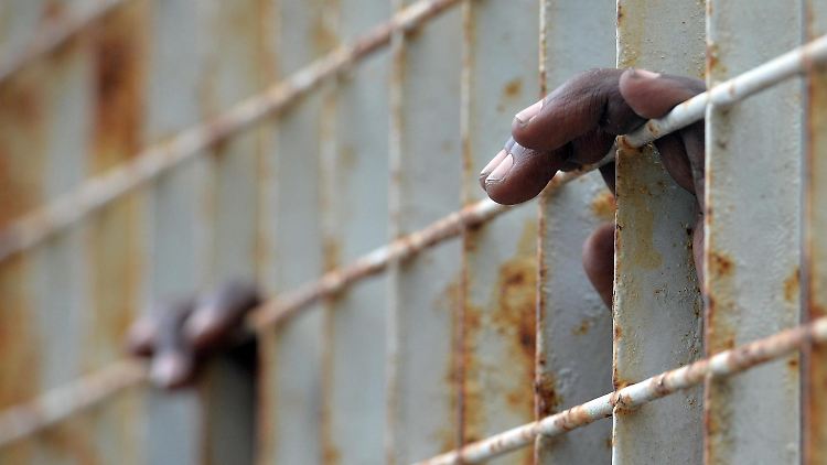 Die Finger eines Flüchtlings im Übergangslager auf der italienischen Insel Lampedusa.