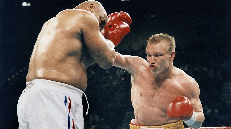Mit der Rechten voran: Gegen George Foreman zeigte Axel Schulz vielleicht den besten Kampf seines Lebens - er verlor ihn, durch ein vermeintliches Fehlurteil.