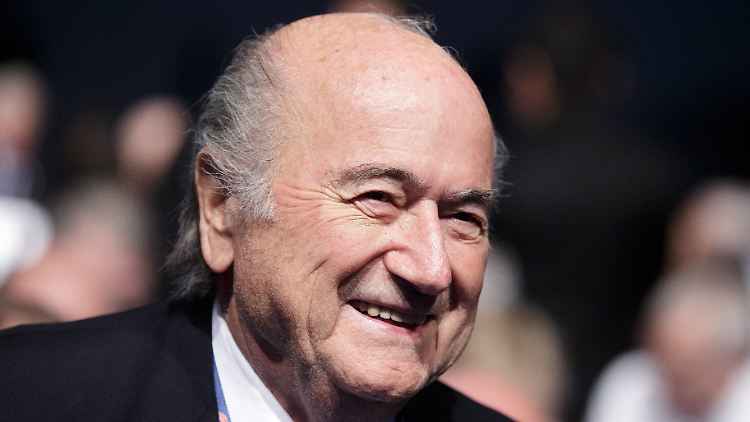 Ist das schon ein siegessicheres Lächeln bei Sepp Blatter? Es läuft offenbar alles auf eine fünfte Amtszeit des amtierenden Fifa-Präsidenten hinaus.