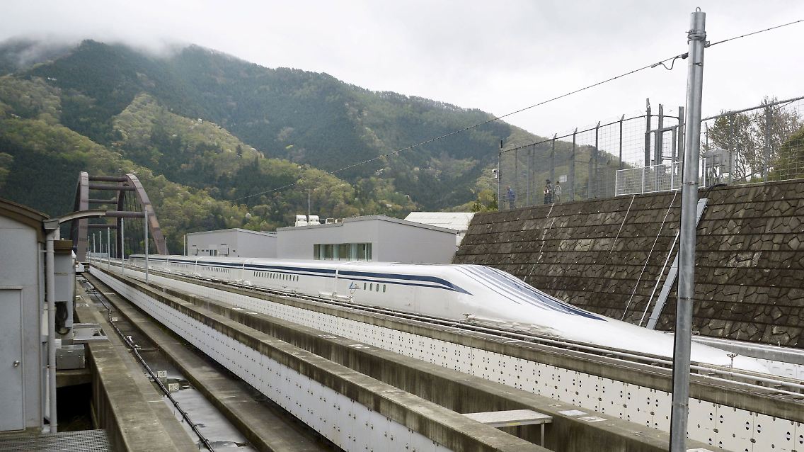 2015-04-21T081454Z_1911783154_GF10000067134_RTRMADP_3_JAPAN-TRAIN-SPEED-RECORD.JPG7461024821229643043.jpg