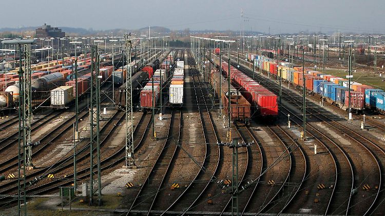 Viele Güterzüge der Deutschen Bahn stehen bereits still. Ab Mittwoch trifft der Streik auch die Fahrgäste.
