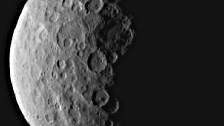 Eine kleine Sensation sei die Entdeckung der Flecken auf dem Zwergplaneten Ceres, so das Deutsche Zentrum für Luft- und Raumfahrt.