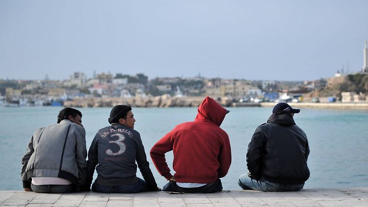 Flüchtlinge aus Nordafrika im Hafen der italienischen Insel Lampedusa.