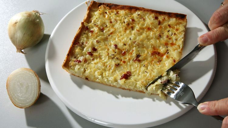 Zwiebelkuchen ist im Herbst zur Ente eine beliebte Spezialität. Am liebsten mit Federweißer!